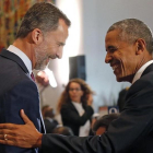 El Rey saluda al presidente de EEUU, Barack Obama, este martes.