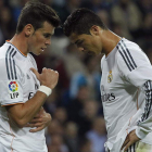 Bale conversa con Cristiano antes de afrontar el partido frente al Sevilla.