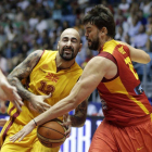 Marc Gasol trata de frenar a Pero Antic en Santiago.