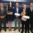 Premiados y representantes institucionales, ayer, en la entrega de los galardones en el patio de cristal del Hotel Astur Plaza de Astorga. RAMIRO