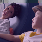 La fundación Juegaterapia, que ayuda a los niños con cáncer, ha presentado este jueves, Día internacional contra el cáncer infantil, su campaña 'I will survive' ('Sobreviviré'), la historia de Leire y Mateo, dos niños con cáncer que, con una versión swing