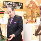 Manuel Orellana observa uno de los ramos leoneses que se exponen en el centro comercial.
