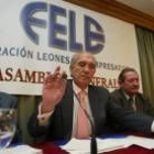 El presidente de la Fele junto al delegado de la Junta en la asamblea