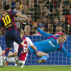 Messi logró el segundo gol del Barcelona tras un pase de Iniesta. El argentino sigue haciendo historia en la Champions.