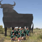 Algunos de los militares del MOE, junto a un toro de Osborne de la carretera N-VI.