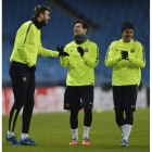 Piqué bromea con Messi y Adriano en el último entrenamiento del Barça en el estadio Etihad.