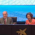 Los reyes de España sonríen tras una anécdota durante la entrega de las becas de la Fundación La Caixa.
