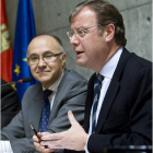Ramiro Ruiz Medrano junto a Antonio Silván, ayer.