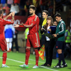 Piqué sustituye a Sergio Ramos (i), durante el partido amistoso ante Costa Rica en el estadio Reino de León