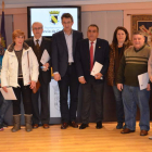 El alcalde y las asociaciones tras firmar los convenios.
