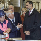 El rey, junto a Herrera y Sáez de Santamaría, visita las nuevas instalaciones de Campofrío. S. OTERO