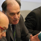 El consejero de Economía de la Junta, Tomás Villanueva, junto al director general de Contenidos de Promecal, Rafel Monje y al director de la agencia ICAL, Luis Miguel Torres.