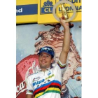 Freire sube al podio del Tour vestido con el maillot arco iris; sólo Hinault logró algo similar