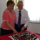Mª Luzdivina Fernández y Emilio Fernández partieron la tarta como ya hicieran en 1960.