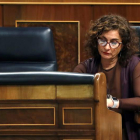 La ministra de Hacienda, María Jesús Montero, en su escaño en el Congreso.