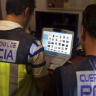 Foto de archivo de la policía que investiga delitos relacionados con la informática. DL