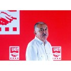 El secretario general de UGT, José María Álvarez, con el fondo del logotipo del sindicato, que cumple 130 años. QUIQUE GARCÍA