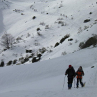 Dos de los raquetistas, durante la travesía, seguidos, al fondo, por otros participantes.
