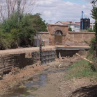 En la primera fase del plan se eliminarán los árboles y el lodo del cauce.