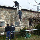 Los bomberos voluntarios de Astorga realizan labores para sofocar y controlar el fuego en la vivienda.