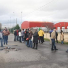 Los trabajadores del CTR se apostaron ayer en la entrada principal del complejo de San Román para bl