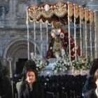 La Virgen del Gran Poder procesiona escoltada por las manolas de la cofradía del mismo nombre