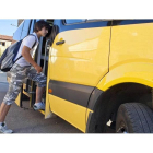 Un joven accede a un autobús del servicio de transporte a la demanda. DL
