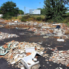 La basura, cerca de las antiguas naves de maquinaria de Victorino. DL