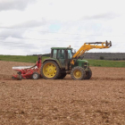 Imagen de un tractor realizando labores agrícolas. DL