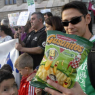 Protesta de los padres de escolares afectados por los menús de Serunión