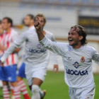 Chema celebra uno de los tres goles que la Cultural consiguió ante el Lugo en la primera vuelta de l