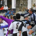 Los jugadores bañezanos apenas inquietaron la portería hullerista defendida por Avelino