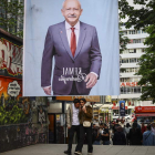 Una pareja pasea en Ankara bajo un cartel de Kiliçdaroglu. SEDAT SUNA