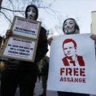 Protestas en  favor de Julian Assange, fundador de Wikileaks, frente a la embajada de Ecuador en Londres