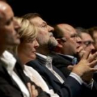 Rajoy escucha una de las intervenciones en el acto de presentación de la candidatura de Piqué