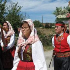 Parte del grupo folclórico de la localidad precede al ramo.
