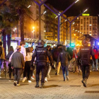 - Agentes de la policía dispersan a los grupos de más de seis personas que se encuentran en las calles de Logroño. RAQUEL MANZANARES