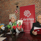 Prisciliano Cordero del Castillo, con Beatriz Gallego y el obispo de León, Julián López, en la presentación del libro. SARA CAMPOS