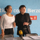 Los socialistas Helena Castellano y Samuel Folgueral, ayer en la sede del PSOE de Ponferrada.