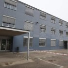Exterior del colegio Ponferrada XII de Flores del Sil. L. DE LA MATA