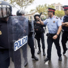 Agentes de la Policía Nacional y de los Mossos, frente a un colegio electoral en Hospitalet. Q. GARCÍA
