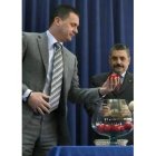 Pedja Mijatovic (i) extrae una bola durante el sorteo de la Copa del Rey