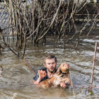 Arturo Oliveira se sumergió en el agua para rescatar a un perro asustado por el desbordamiento del Boeza en Bembibre.