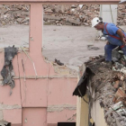 Un trabajador con arnés de protección pero sin anclar, en una obra