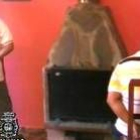 Dos de los detenidos, en una imagen tomada por la policía