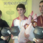 El campeón, junto con el segundo y el tercer clasificados, con los premios y trofeos recibidos.