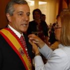 Monserrat Gutiérrez, concejala de mayor edad de la corporación, procede a la investidura de Emilio G