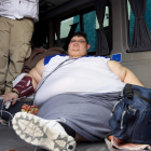 Juan Pedro sale de su casa en una furgoneta adaptada para iniciar un tratamiento contra su obesidad . JONATAN OROZCO