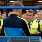 El presidente francés, Emmanuel Macron, visita una fábrica en Amiens, este martes