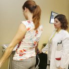 La nutricionista del Hospital de León, María Ballesteros, hace seguimiento a una paciente en la consulta.